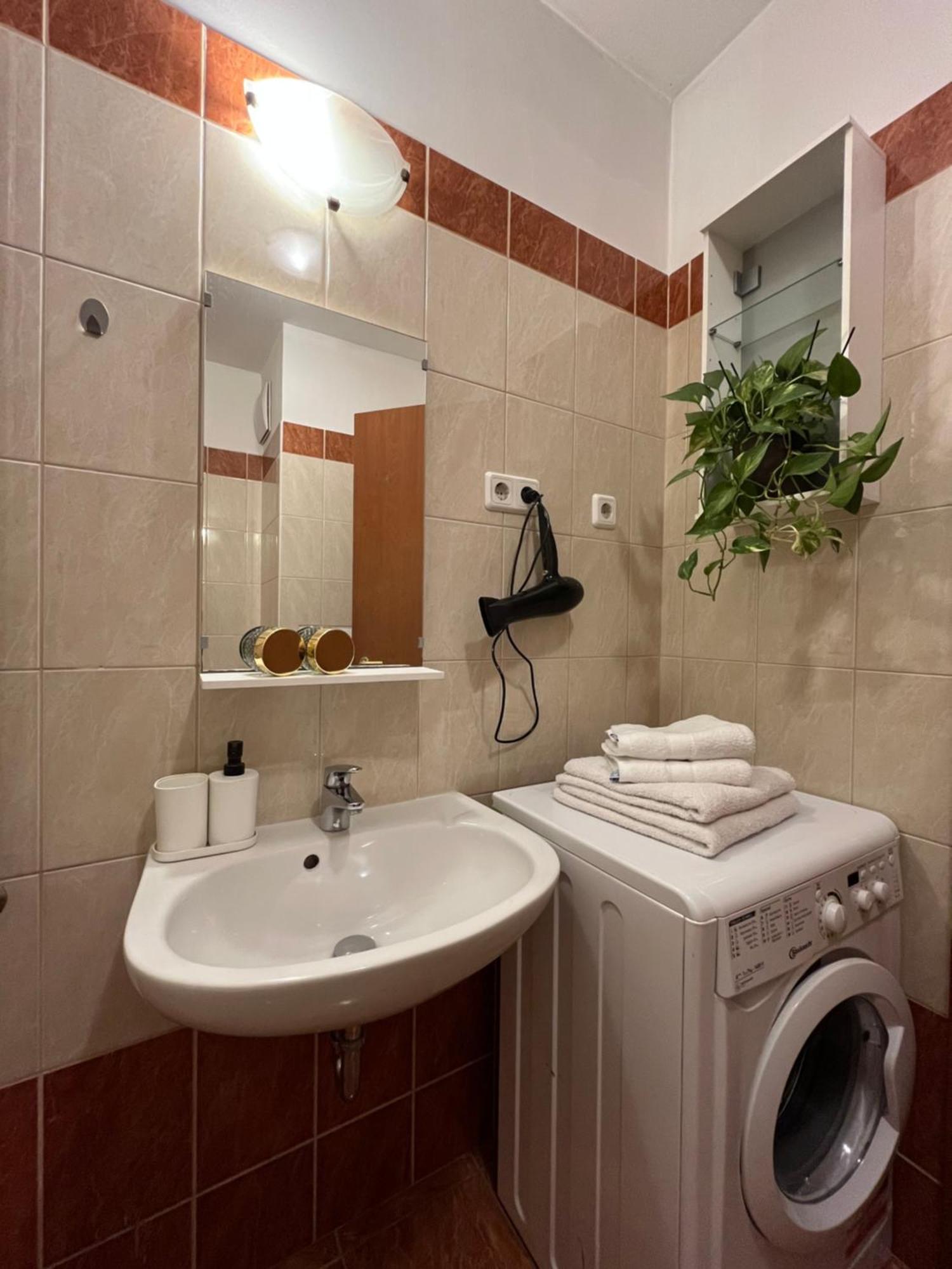 Downtown Rose Garden Apartments Whit Garage Opcional Budapest Luaran gambar